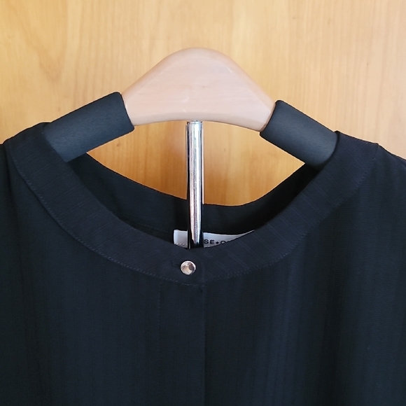 Rose + Olive Boxy Cap Sleeve Blouse in Black - Picture 3 of 8